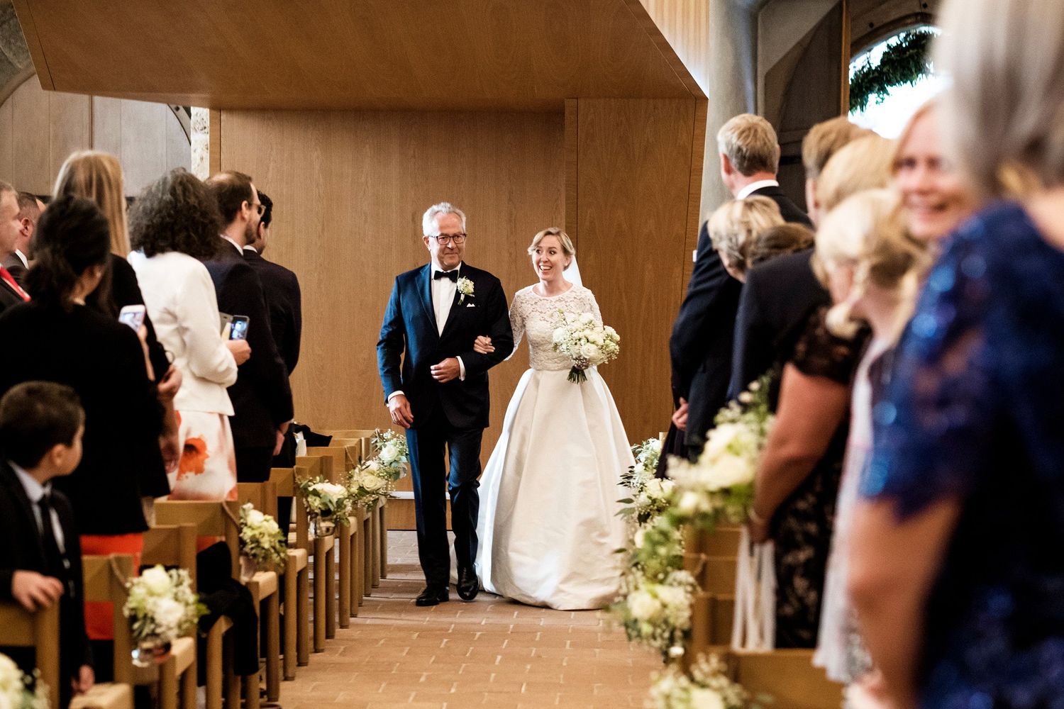 TLOOK photographe de mariage de style documentaire, Temple Saint-Vincent de montreux cérémonie religieuse la mariée entre avec son papa