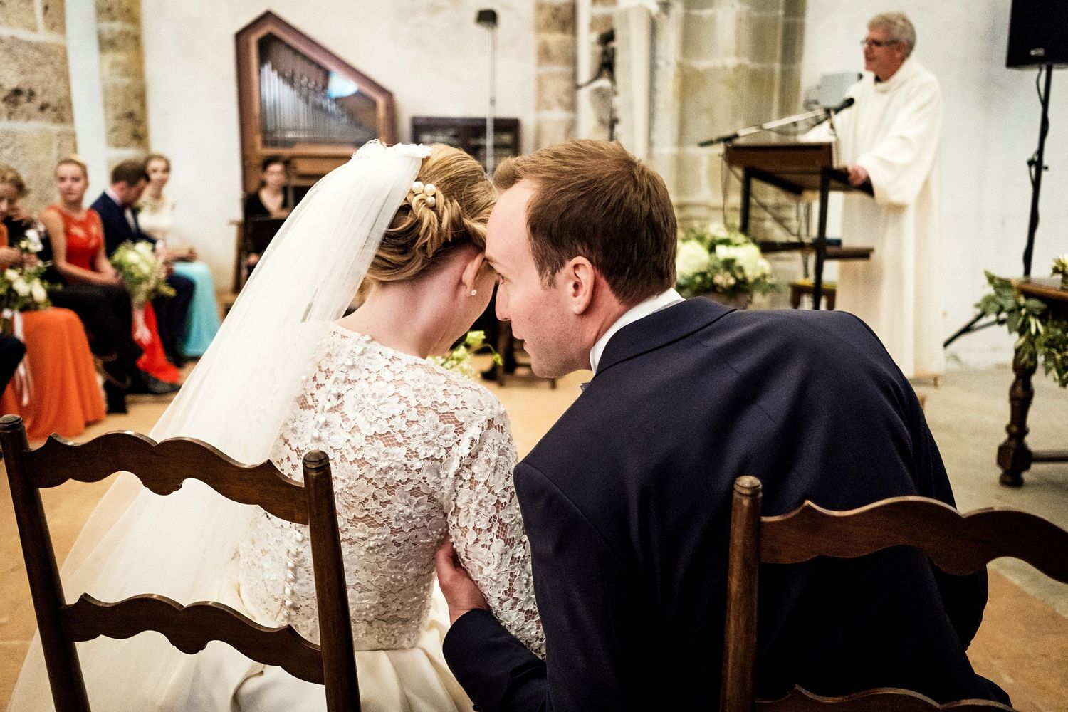 TLOOK photographe de mariage de style documentaire, Temple Saint-Vincent de montreux cérémonie religieuse les mariés intimité