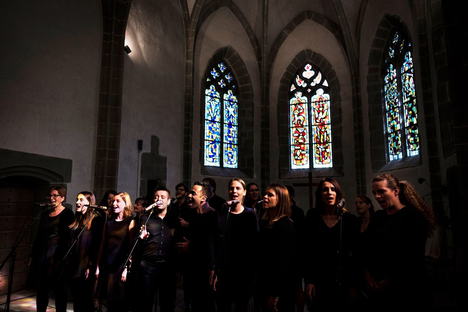 TLOOK photographe de mariage de style documentaire, Temple Saint-Vincent de montreux cérémonie religieuse gospel