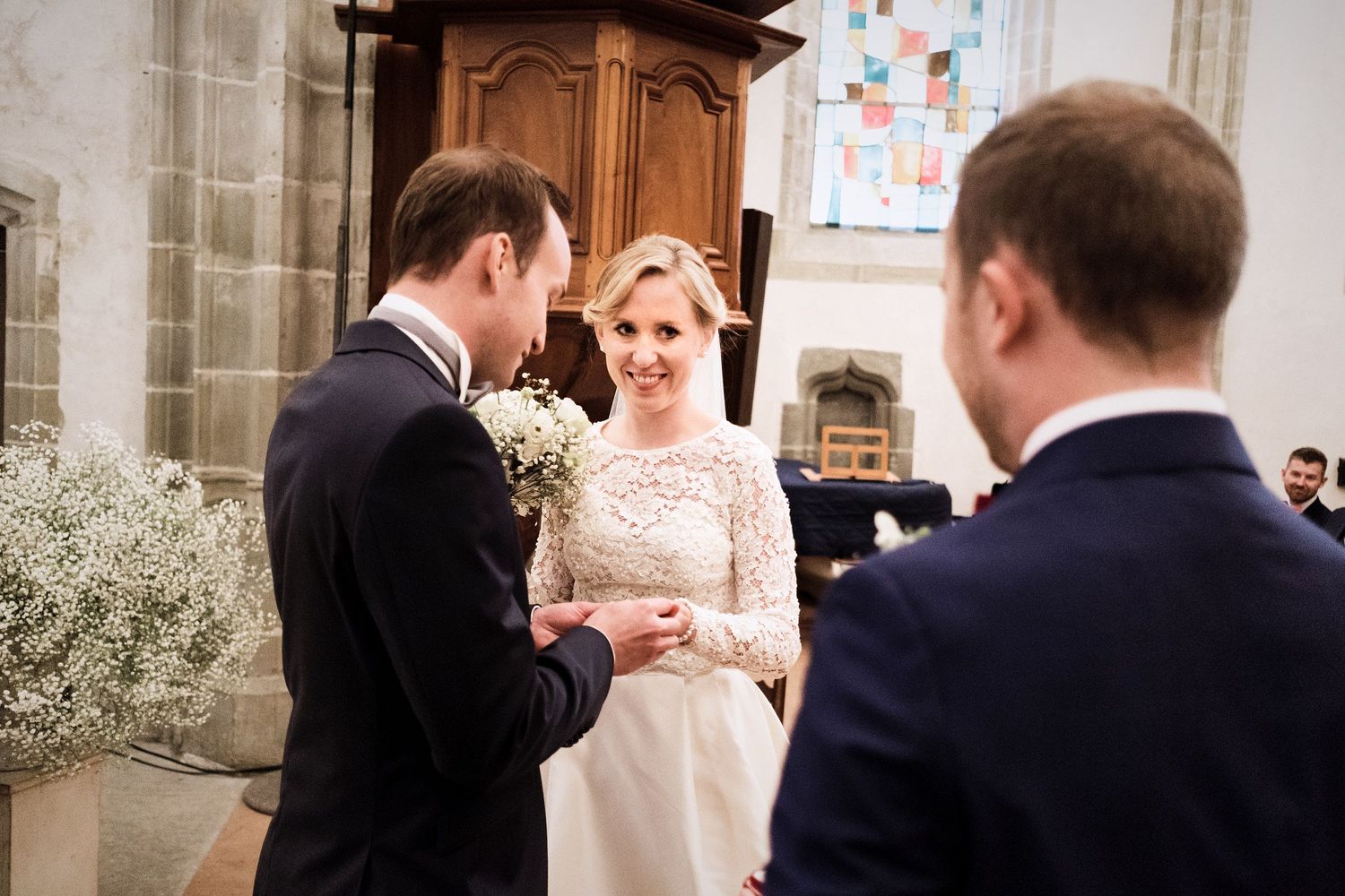 TLOOK photographe de mariage de style documentaire, Temple Saint-Vincent de montreux cérémonie religieuse le marié passe la bague au doigt