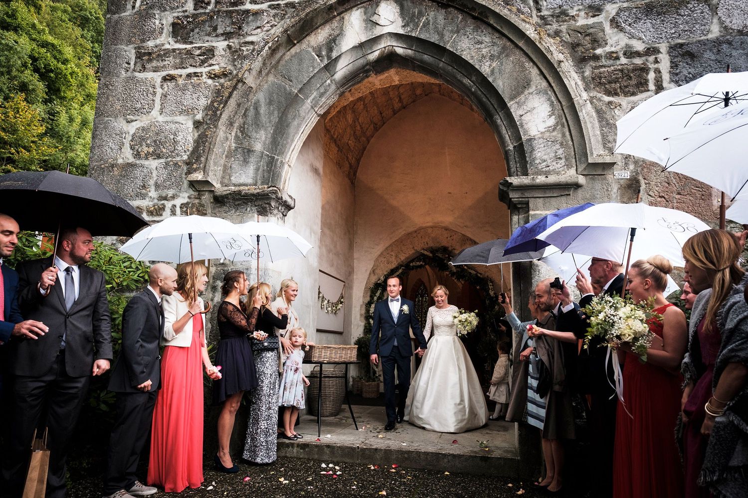 TLOOK photographe de mariage de style documentaire, Temple Saint-Vincent de montreux les mariés sortent de l'église