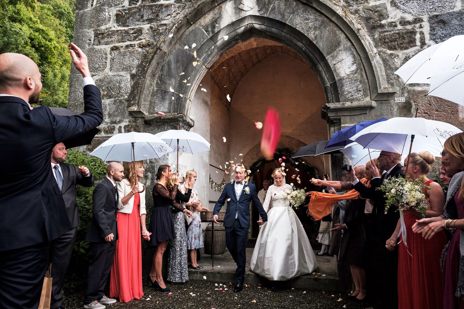 TLOOK photographe de mariage de style documentaire, Temple Saint-Vincent de montreux les mariés sortent de l'église avec pétales de fleurs