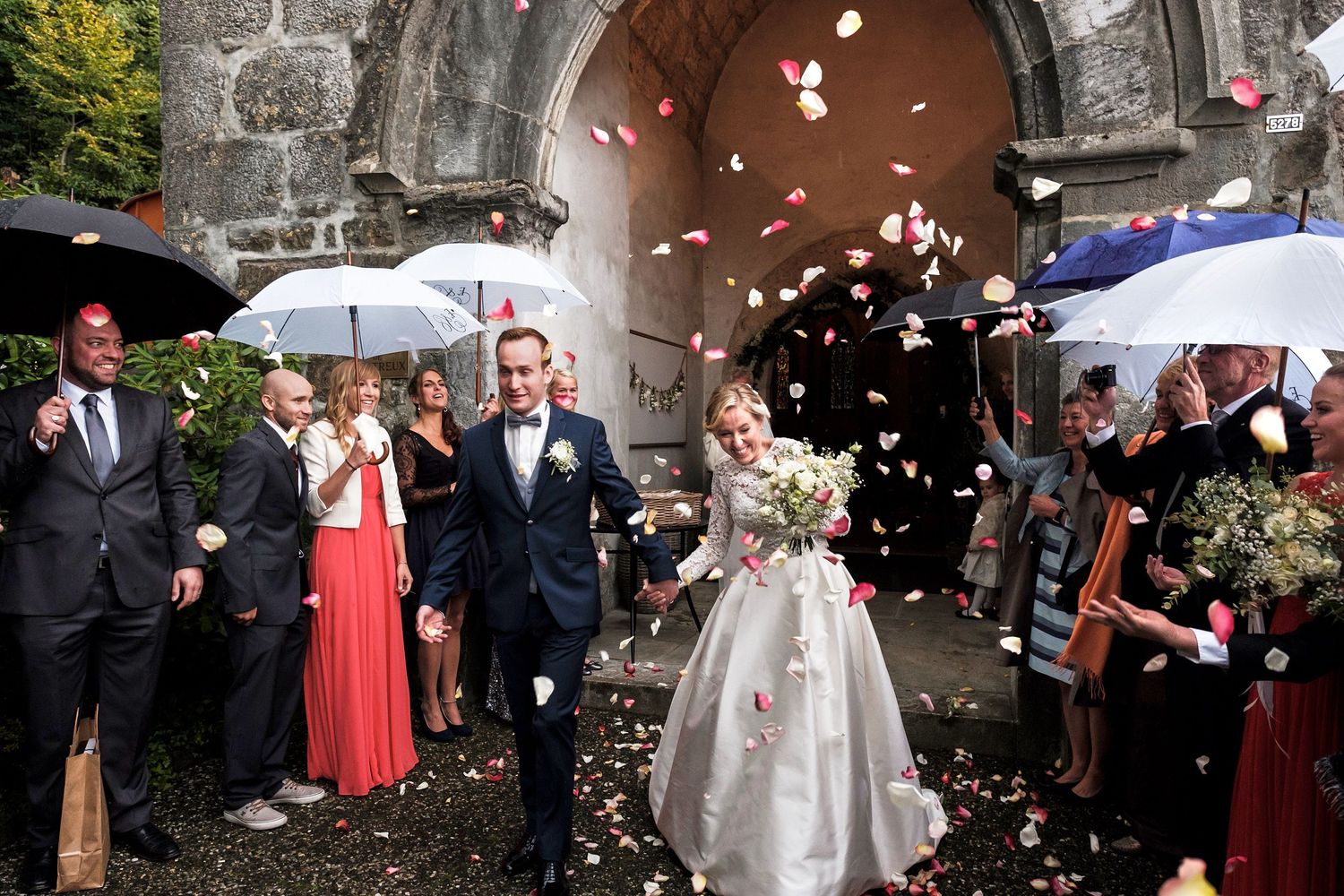 TLOOK photographe de mariage de style documentaire, Temple Saint-Vincent de montreux les mariés sortent de l'église avec pétales de fleurs
