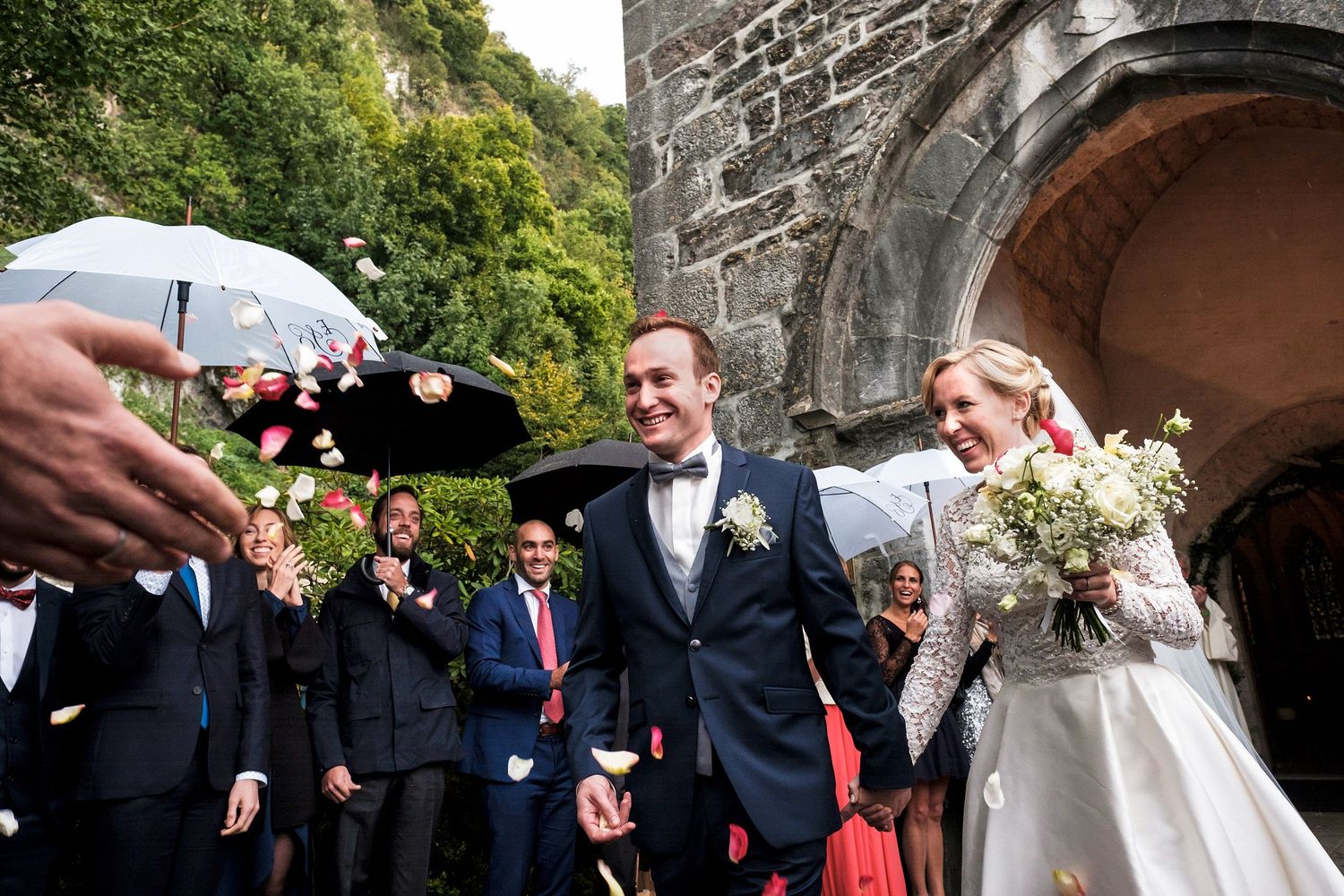 TLOOK photographe de mariage de style documentaire, Temple Saint-Vincent de montreux les mariés sortent de l'église avec pétales de fleurs