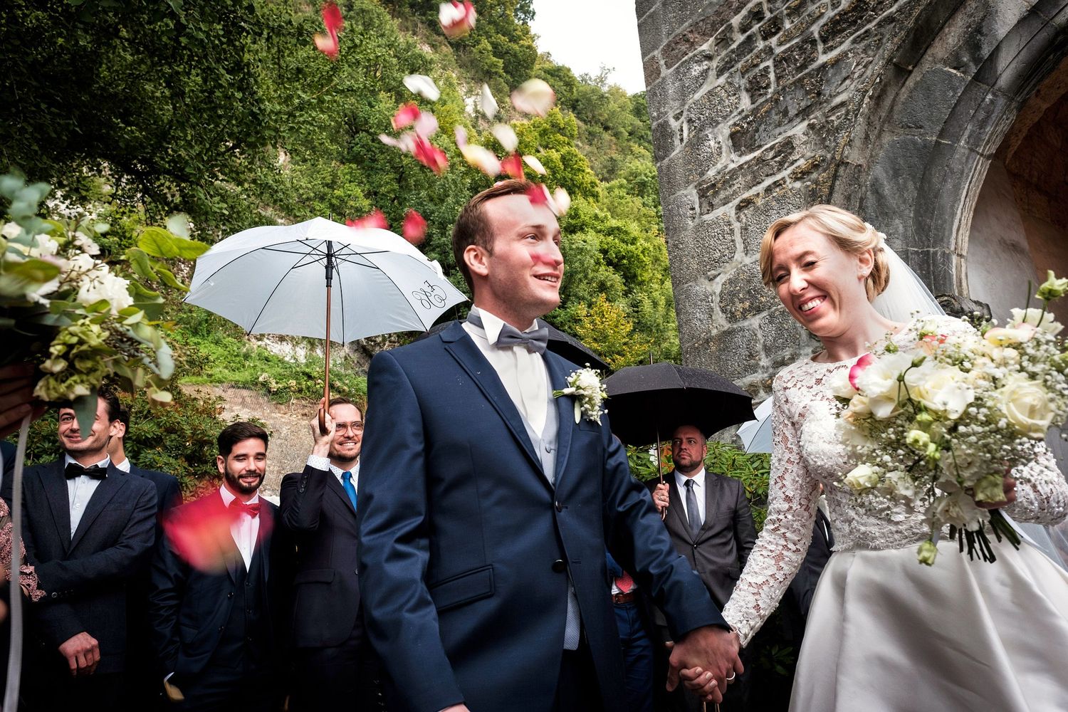 TLOOK photographe de mariage de style documentaire, Temple Saint-Vincent de montreux les mariés sortent de l'église avec pétales de fleurs