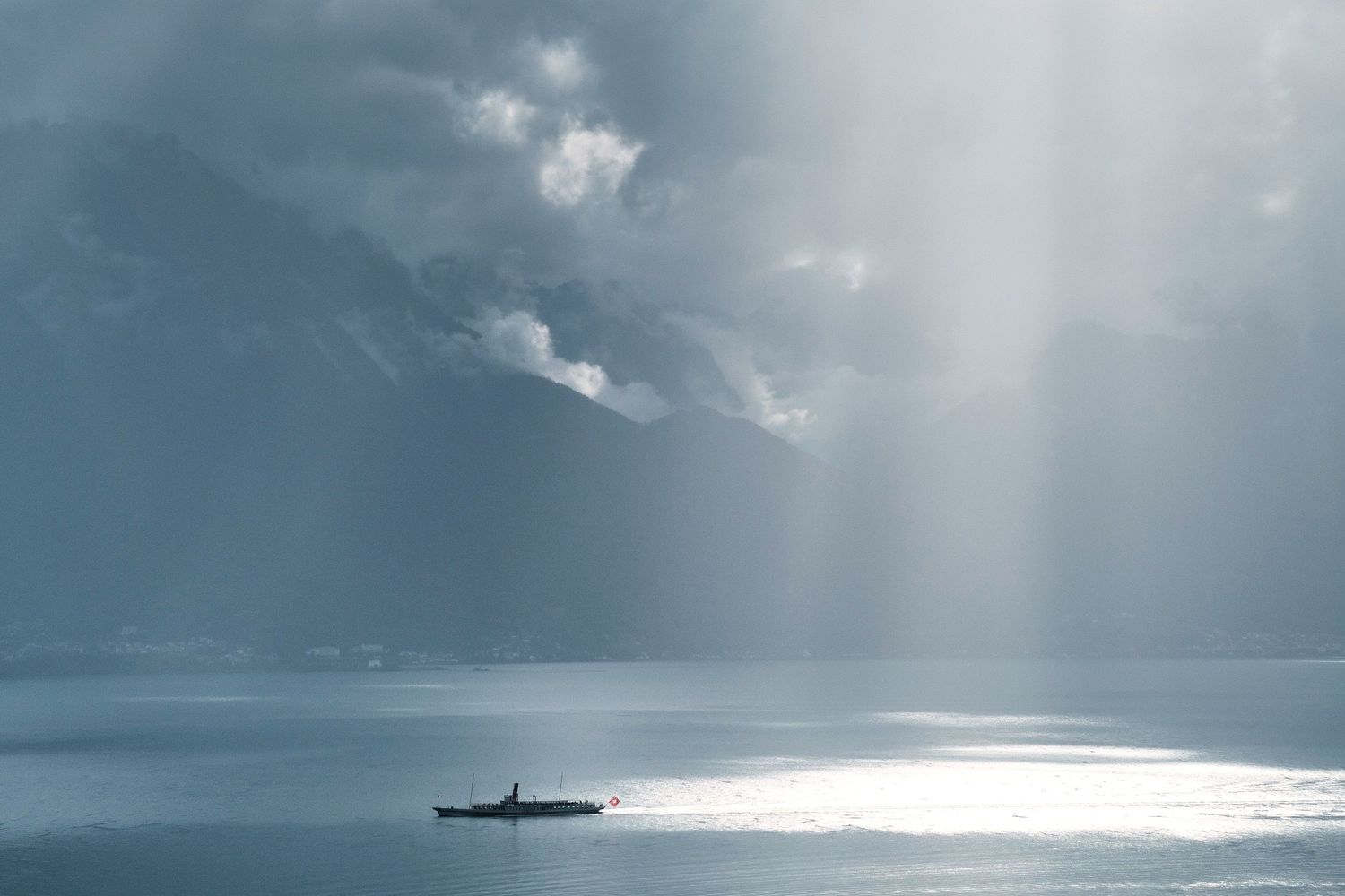 TLOOK photographe de mariage de style documentaire, Temple Saint-Vincent de montreux vue sur le lac