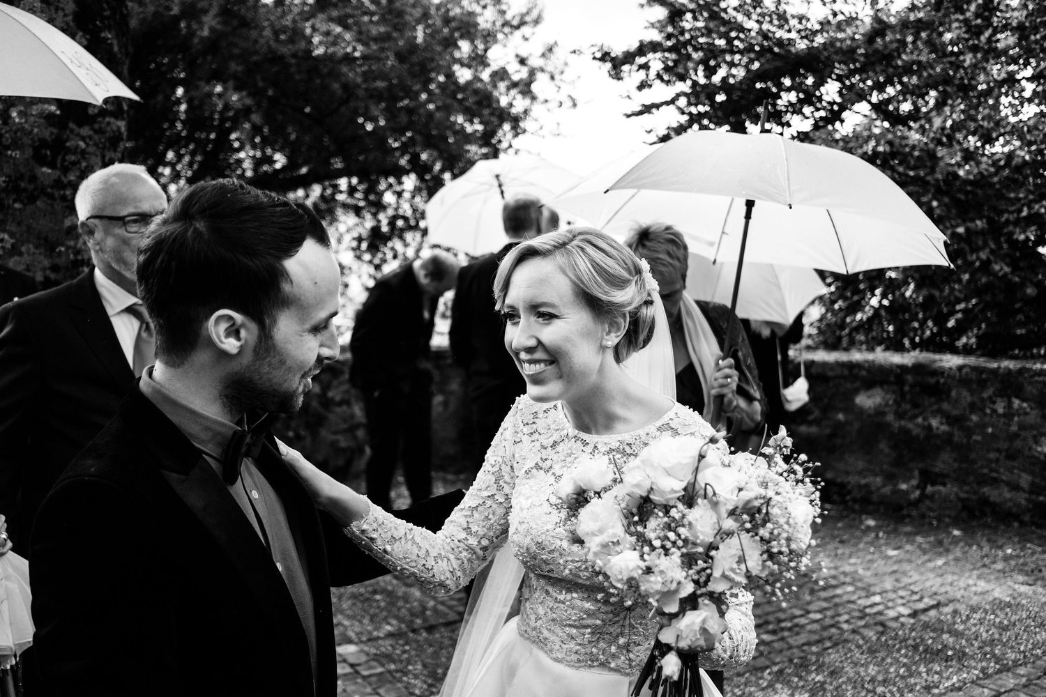 TLOOK photographe de mariage de style documentaire, Temple Saint-Vincent de montreux les mariés sortent de l'église