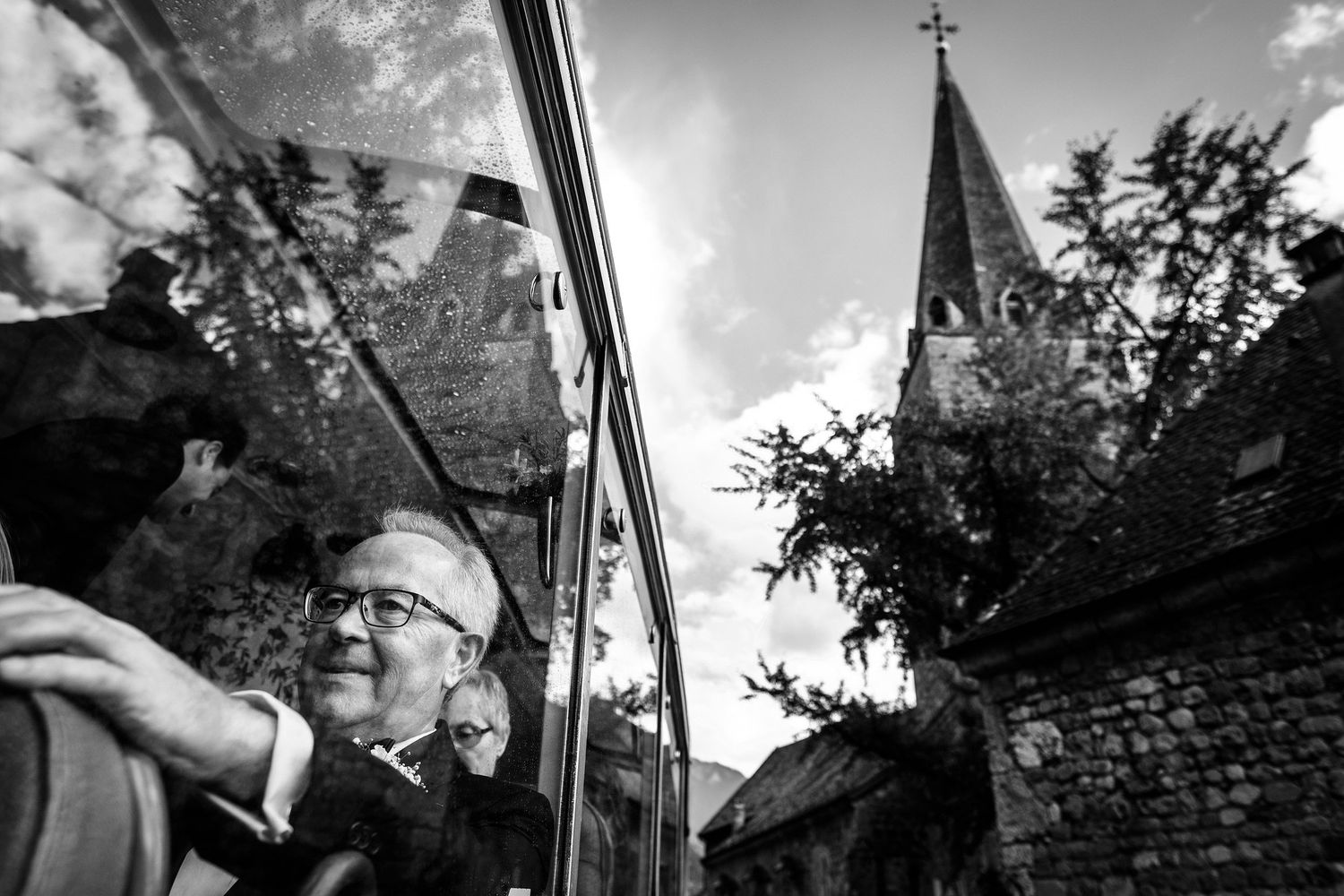 TLOOK photographe de mariage de style documentaire, Temple Saint-Vincent de montreux cortège en bus
