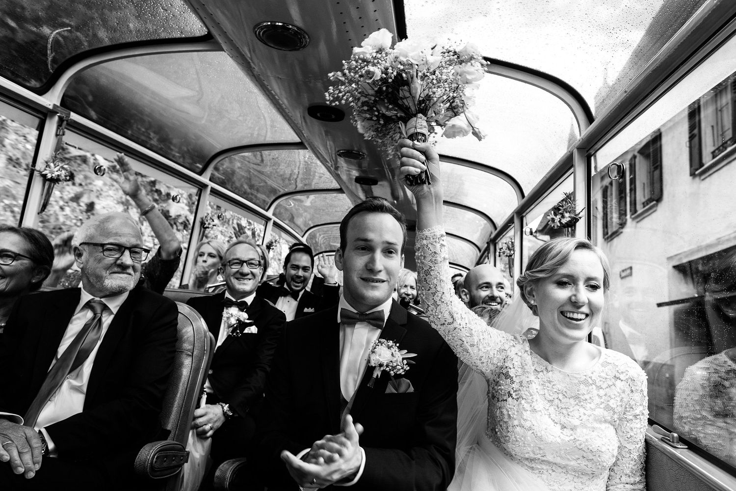 TLOOK photographe de mariage de style documentaire, Temple Saint-Vincent de montreux cortège en bus