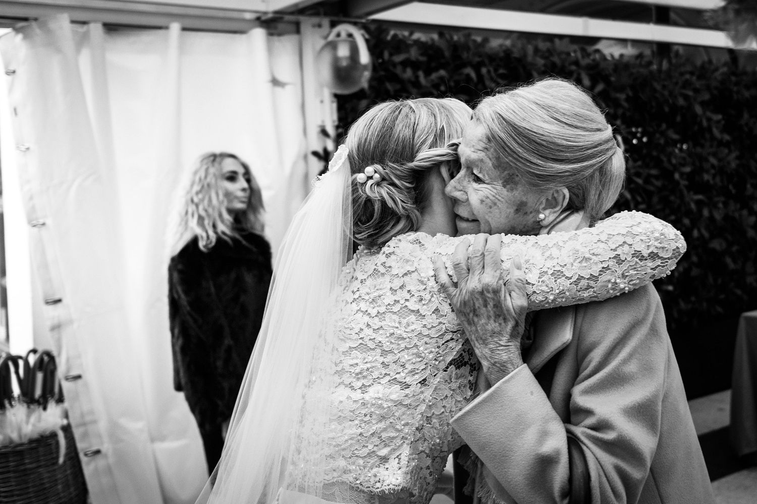TLOOK photographe de mariage de style documentaire, Montreux Palace portrait des invités et de la mariée