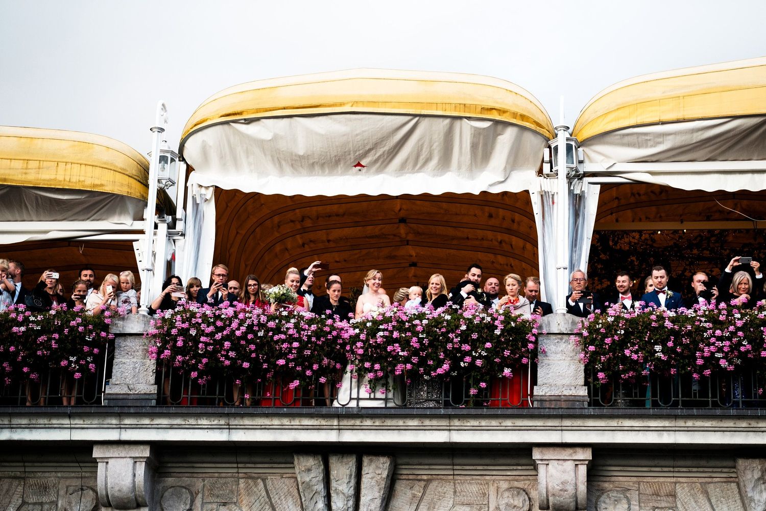 TLOOK photographe de mariage de style documentaire, Montreux Palace fanfare pendant le cocktail les invités et mariés au balcon