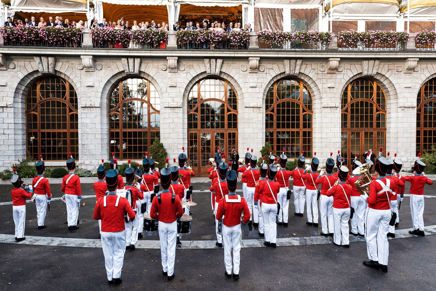 TLOOK photographe de mariage de style documentaire, Montreux Palace fanfare pendant le cocktail