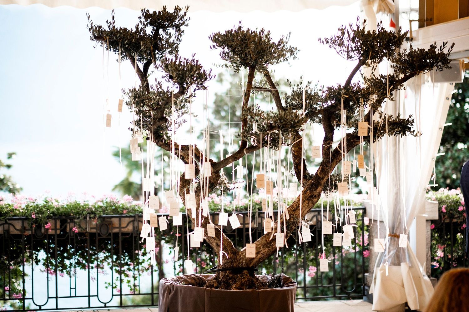 TLOOK photographe de mariage de style documentaire, Montreux Palace soirée décorations olivier