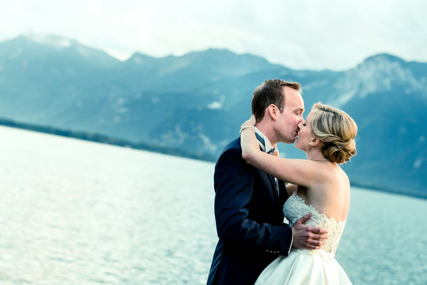 TLOOK photographe de mariage de style documentaire, Montreux Palace soirée portraits des mariés qui s'embrassent au bord du lac léman