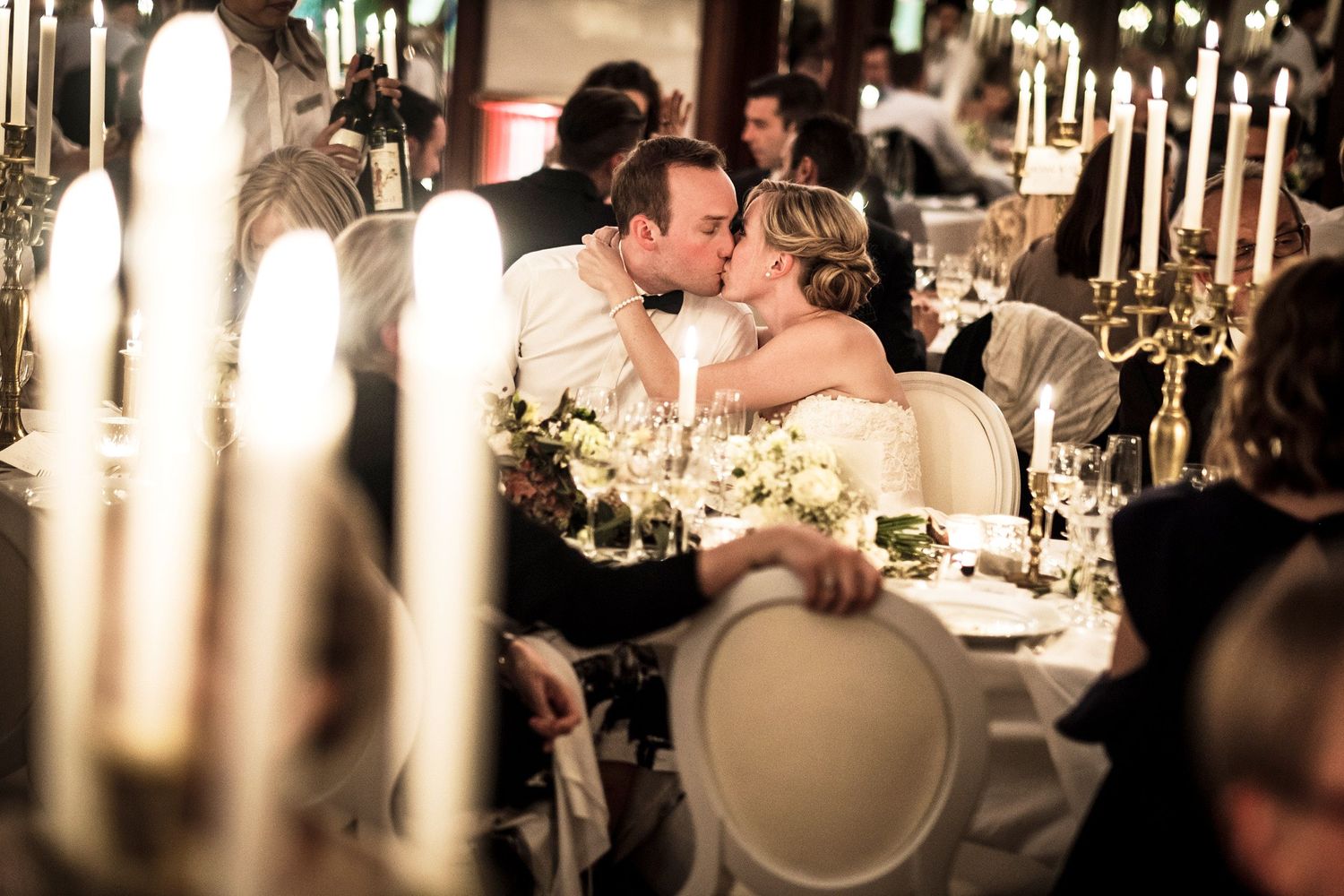 TLOOK photographe de mariage de style documentaire, Montreux Palace soirée les mariés s'embrassent