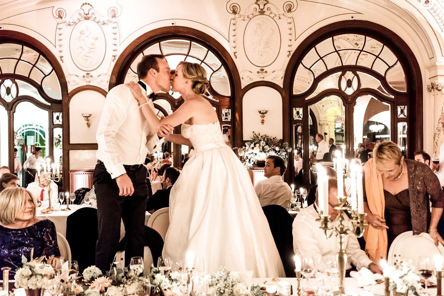 TLOOK photographe de mariage de style documentaire, Montreux Palace soirée les mariés sur les chaises s'embrassent
