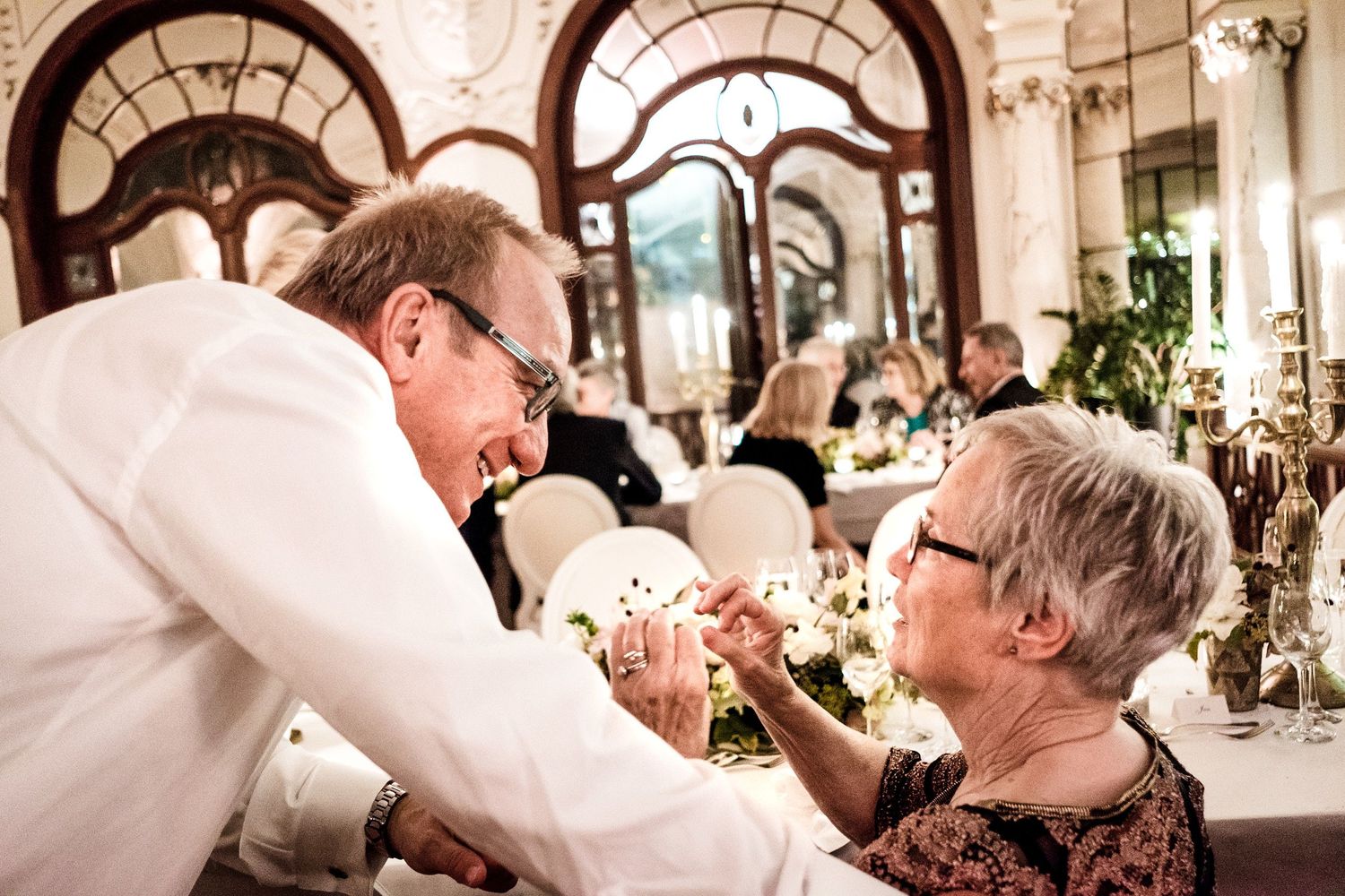 TLOOK photographe de mariage de style documentaire, Montreux Palace soirée portraits des invités