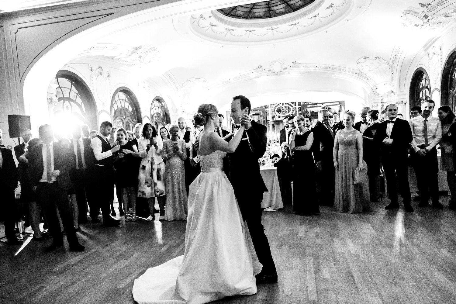 TLOOK photographe de mariage de style documentaire, Montreux Palace première danse