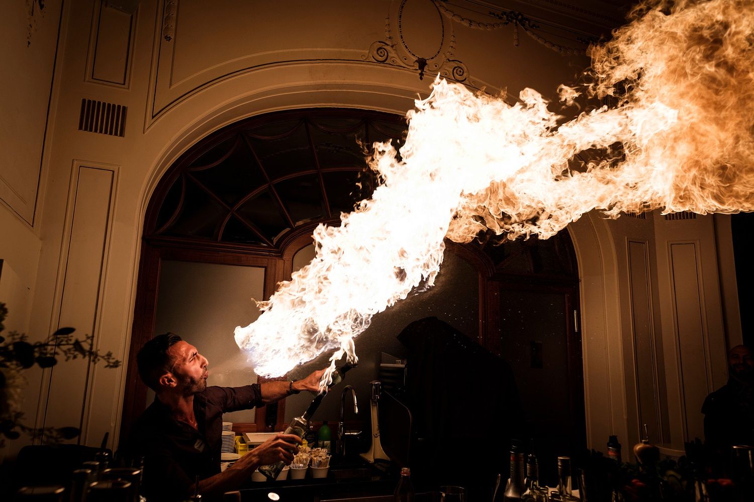 TLOOK photographe de mariage de style documentaire, Montreux Palace soirée cracheur de feu