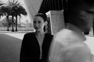 Black and white portrait capturing a romantic moment under modern architecture.