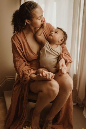 mother and baby cuddling and bonding at home photographed by Jennifer Thwaites photography
