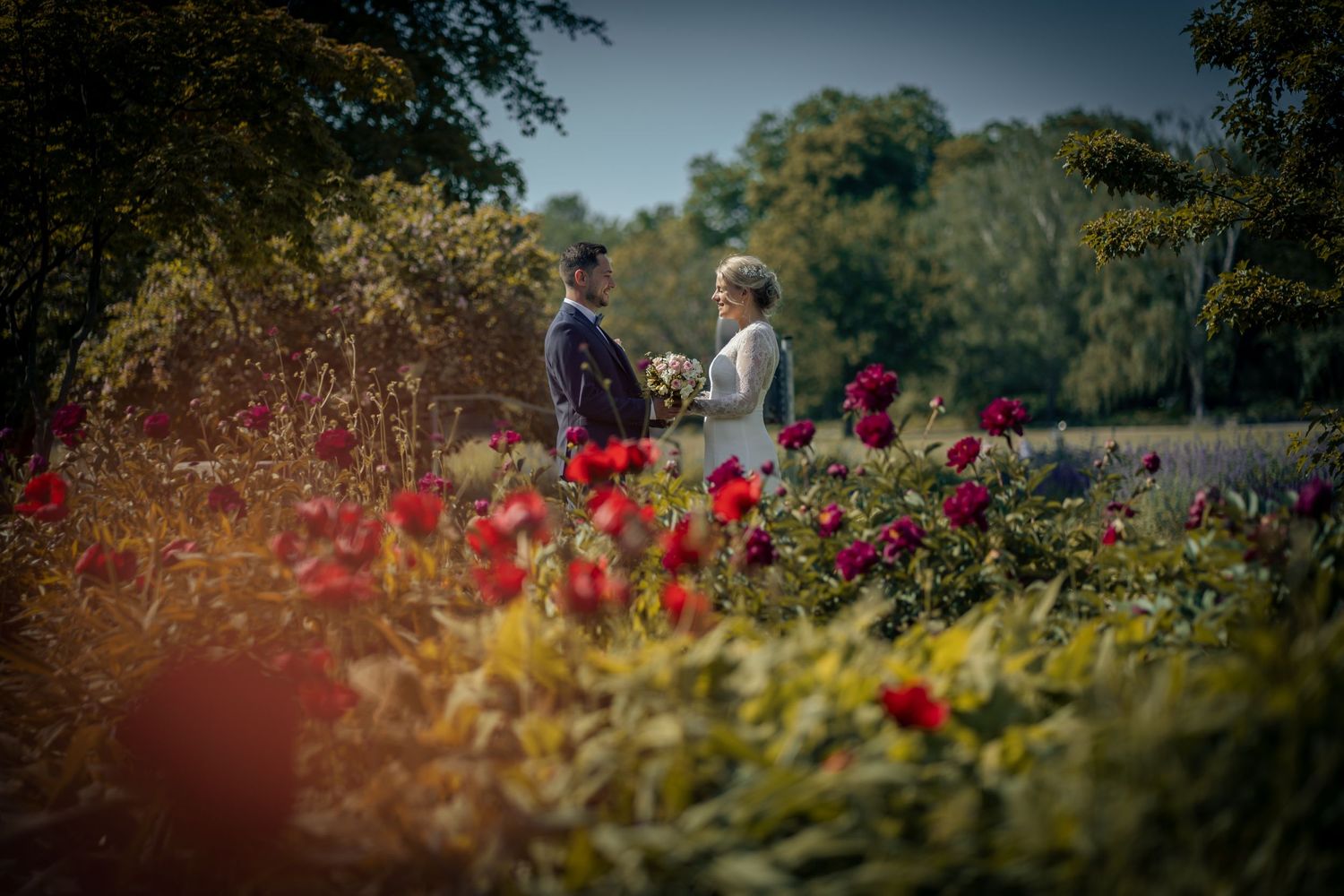 Hochzeitsfotograf Berlin mit Höchstbewertung Das verliebte Brautpaar im Blick des Hochzeitsfotografen.