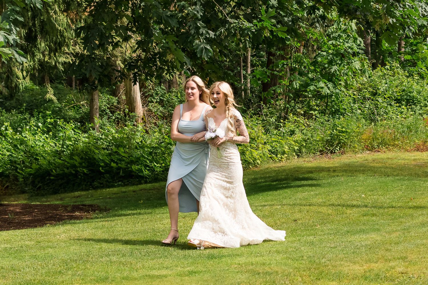 Here comes the bride at the Hope Golf Course. Photo taken by Kari Mills Photography.
