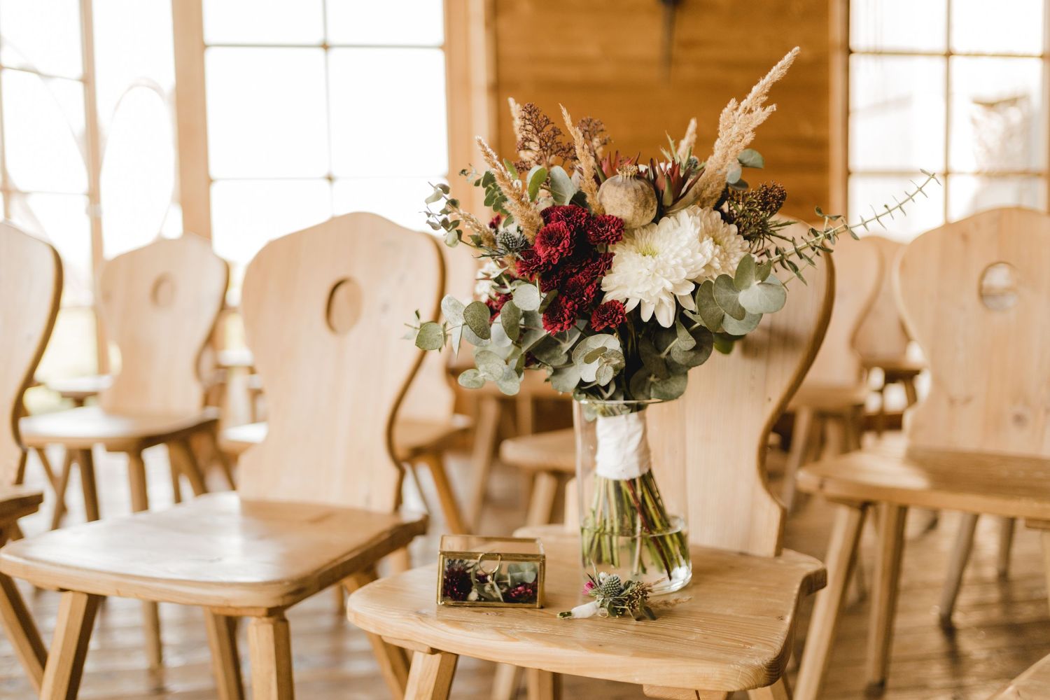 Lenderstuben in Balzhausen, Hochzeitslocation, Hochzeitsfotografin, Oktober, Brautstrauß