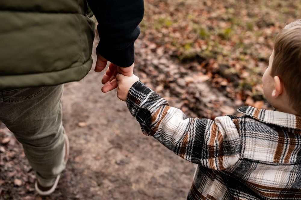 Detailfoto van de intieme connectie tussen papa en zoon die elkaars handen vasthouden
