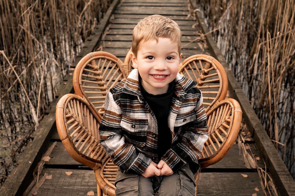 Portret van een schattige jongen tijdens een gezinsshoot in de herfst in Houthalen