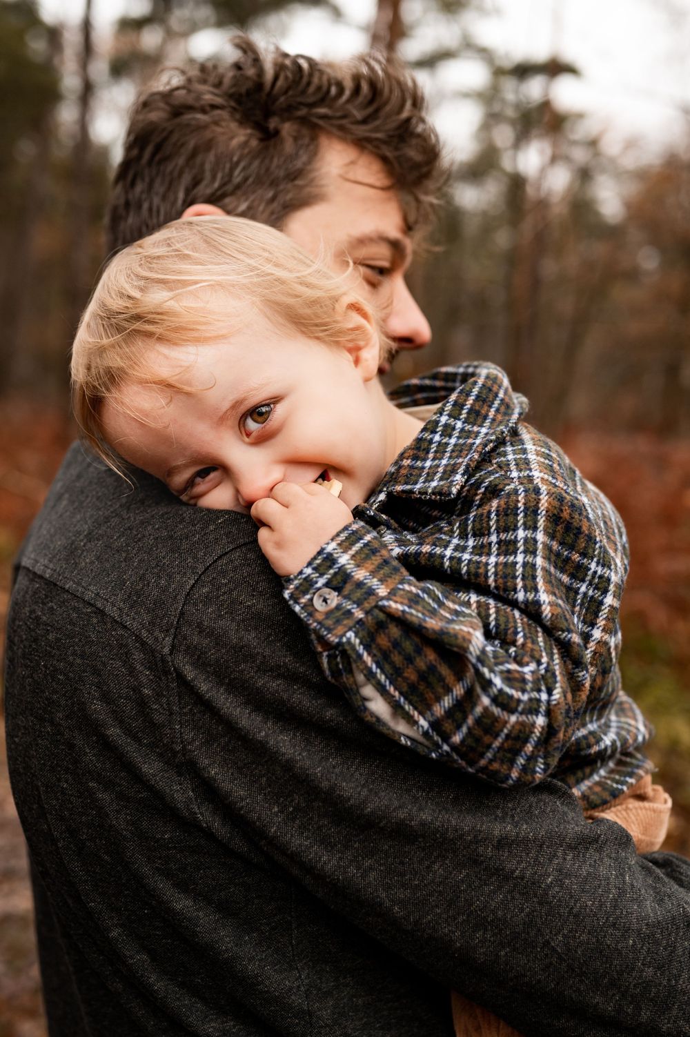 Ongeposeerde foto van een tweejarige jongen bij zijn papa in de armen tijdens een gezinsreportage in Averbode