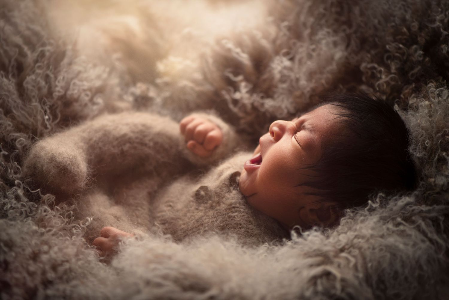 nyfødtfotografering baby gutt gjesper