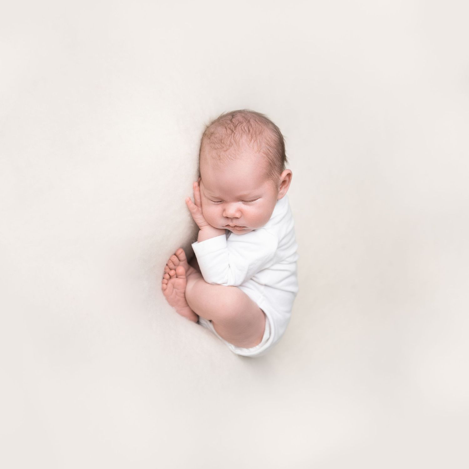 naturlig og tidløs nyfødt fotografering av baby