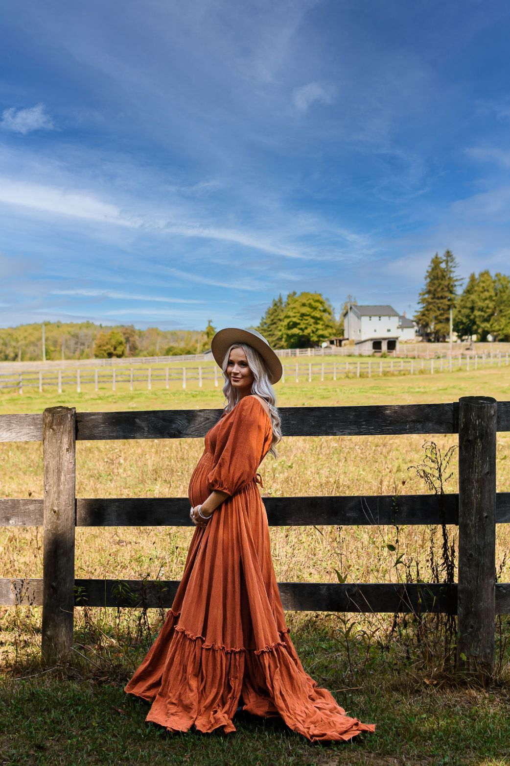 maternity portrait at the farm