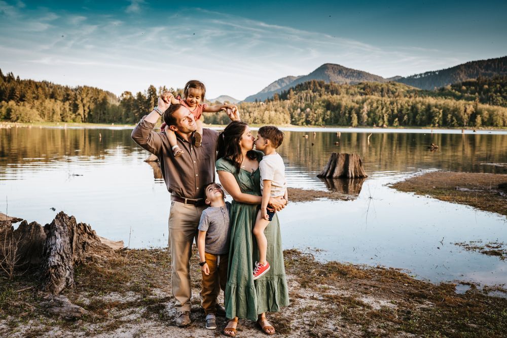 lake family session in Washington State by wander and wild photography