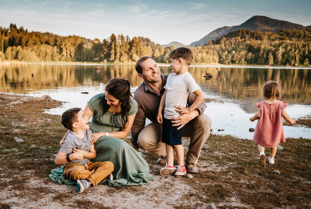 lake family session in Washington State by wander and wild photography