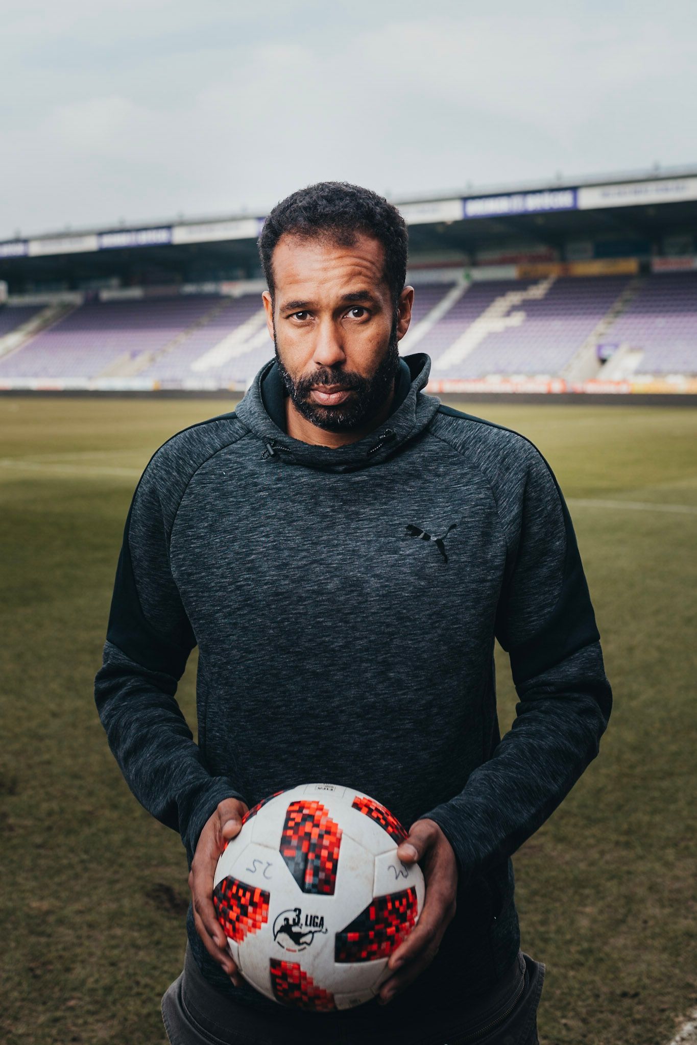 Portrait von Daniel Thioune Stadion Bild Fotografie