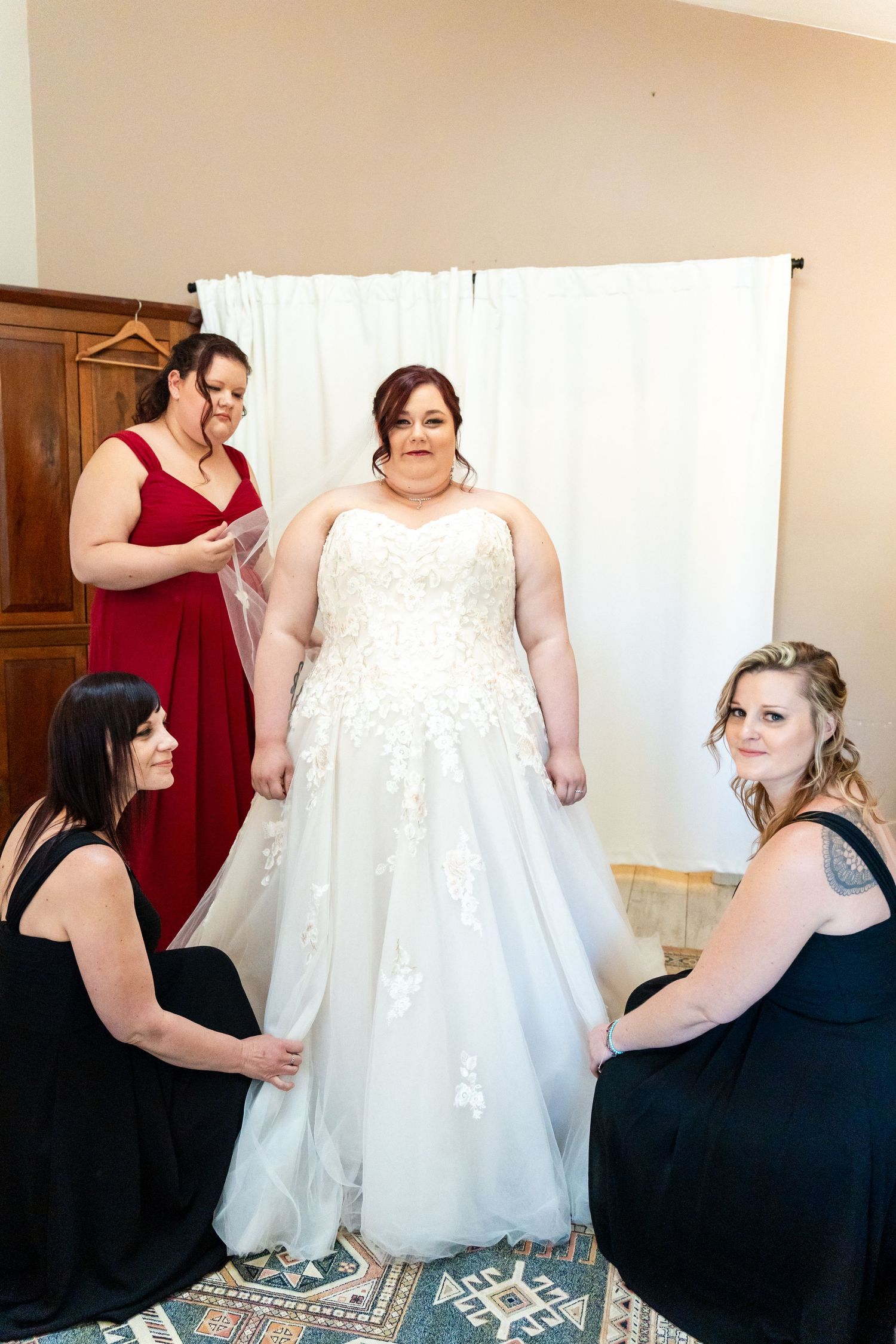 bride with her bridesmaids