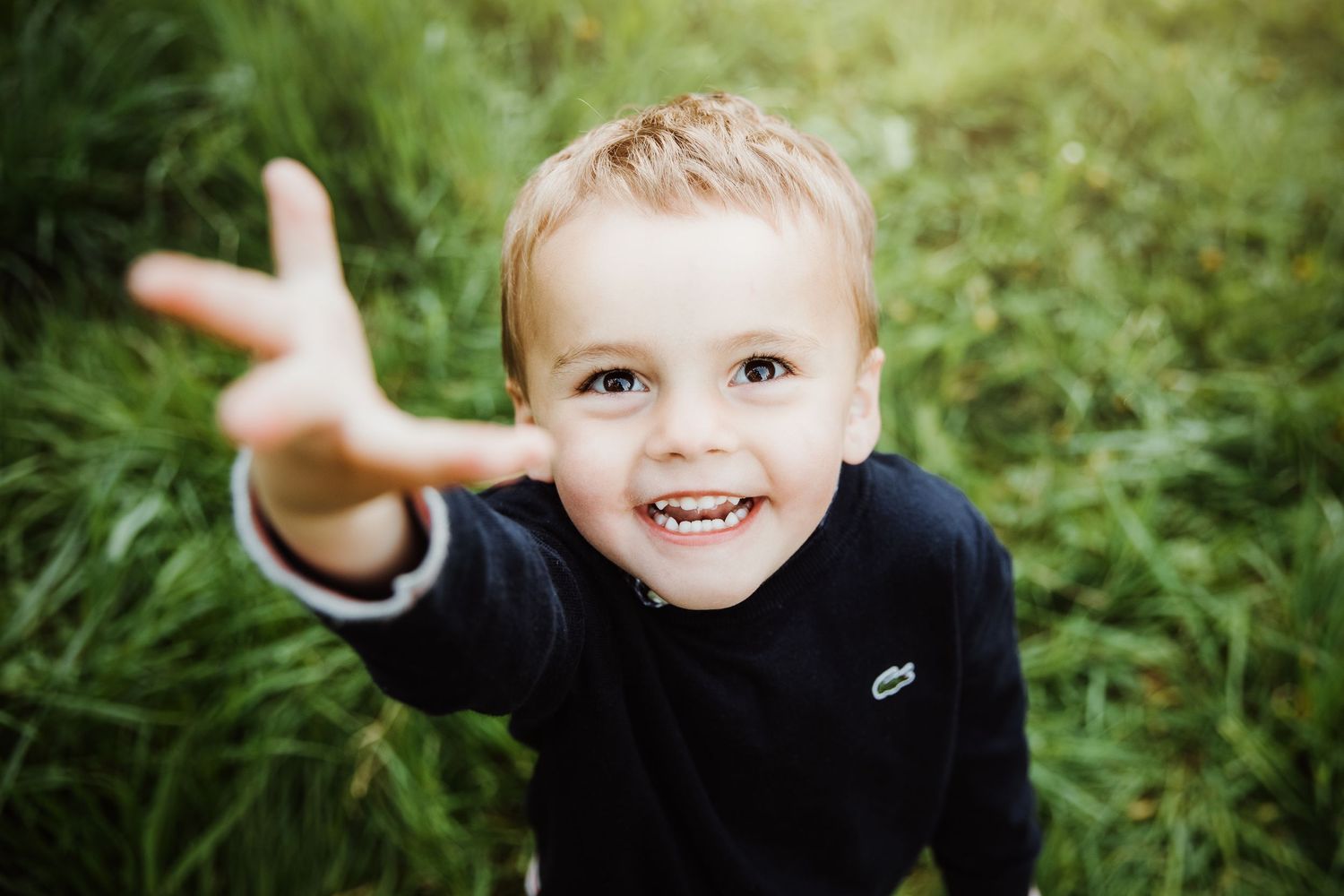 speelse kinderfotografie buiten