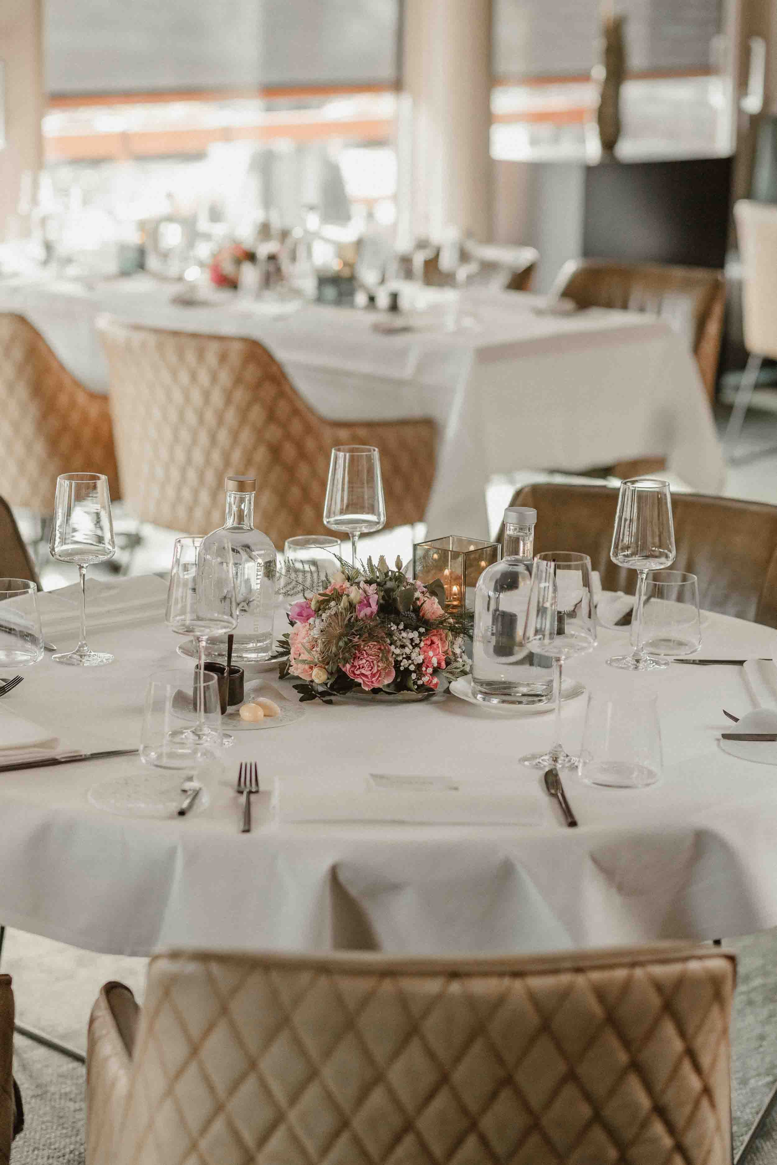 tafel met bloemen bruiloft