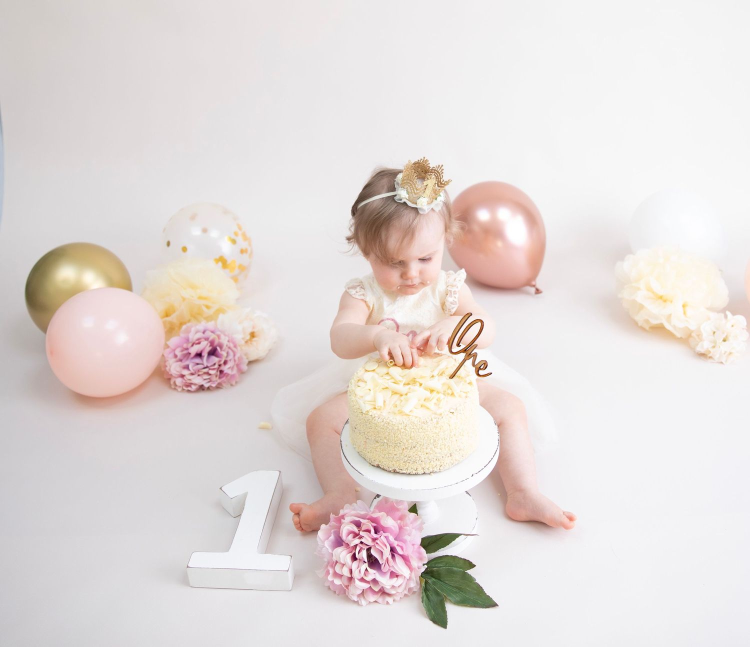1st birthday cake smash, whire chocolate birthday cake, wooden one topper, gold miniature crown, rose gold, pink cream