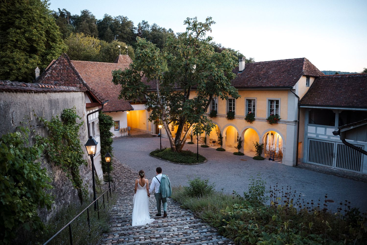 Schloss Liebegg Zivilhochzeit Hochzeitspaar sunset Sommerhochzeit Schweiz anniundjulian