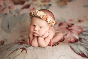 newborn session froggy pose