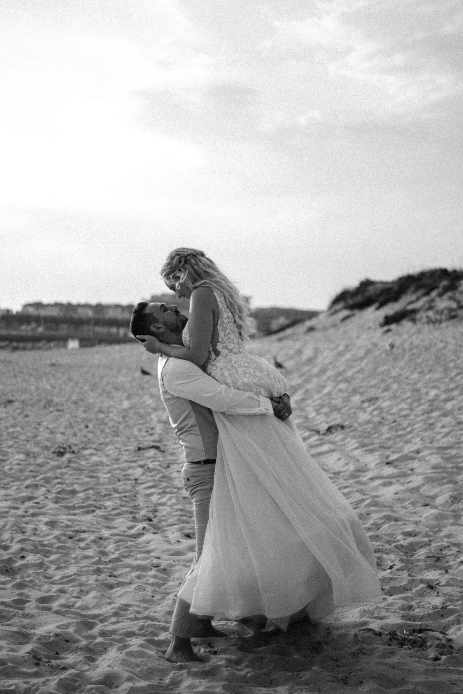 Destination Wedding in Porto: Brautpaar am Strand bei Sonnenuntergang.