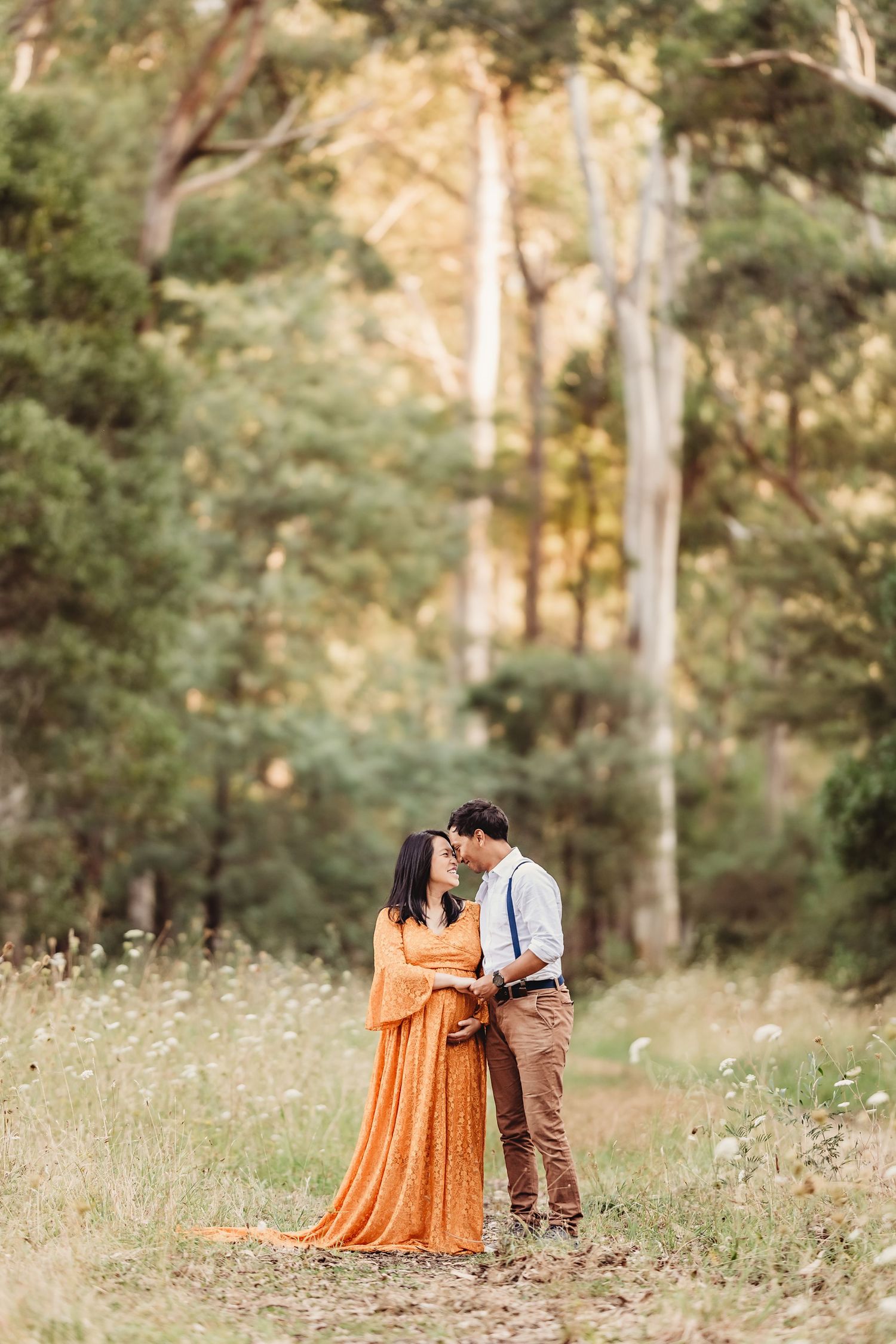 romantic couple image during maternity session by family photographer joss jensen phtography