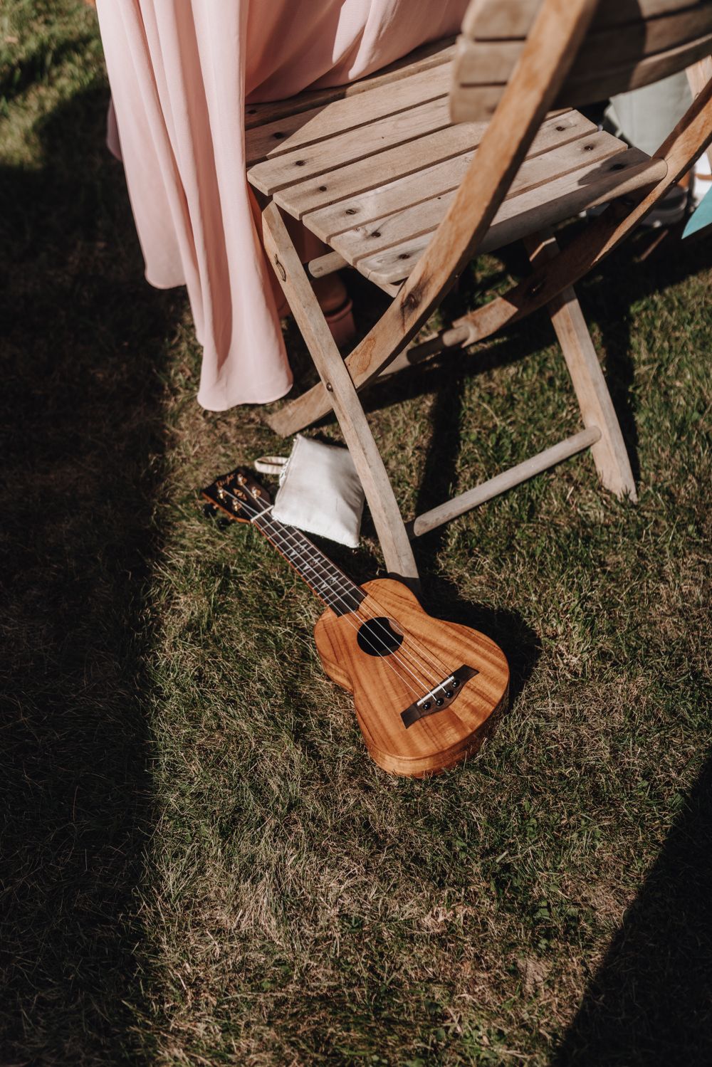 Ukulele auf dem Boden