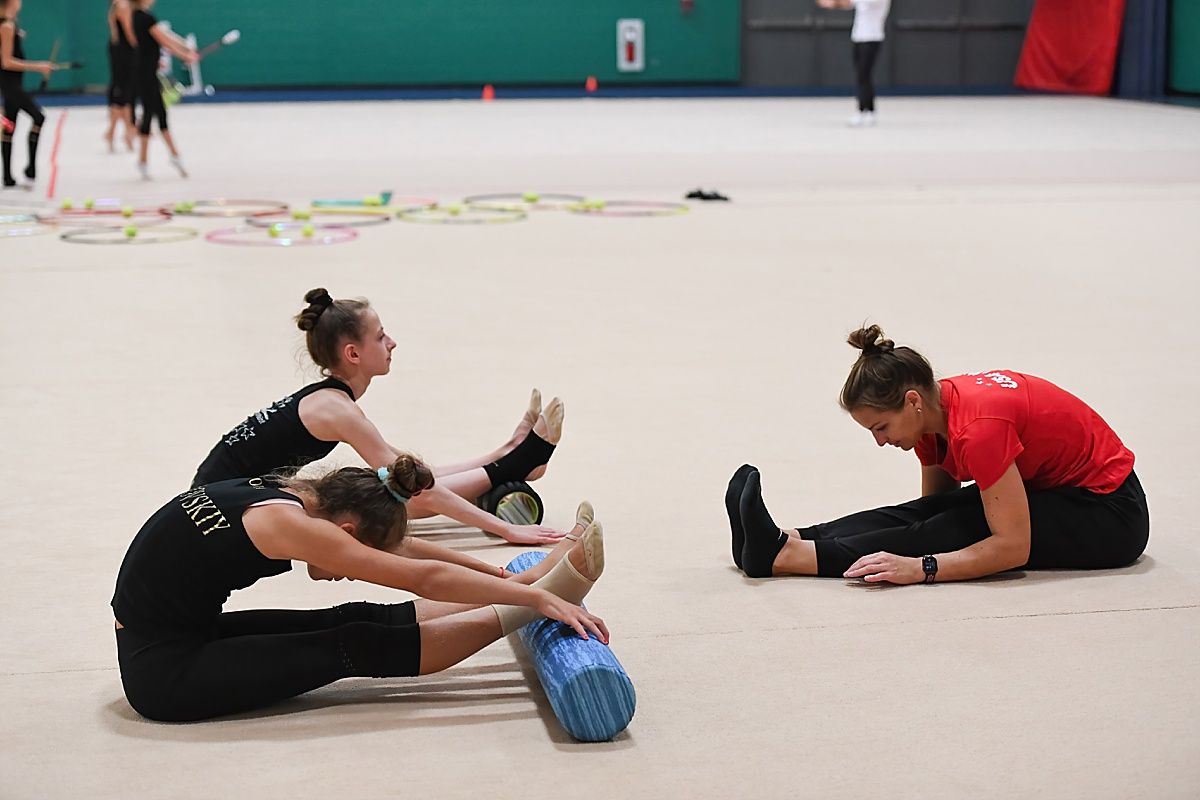 Rhythmic gymnast foam roll pike