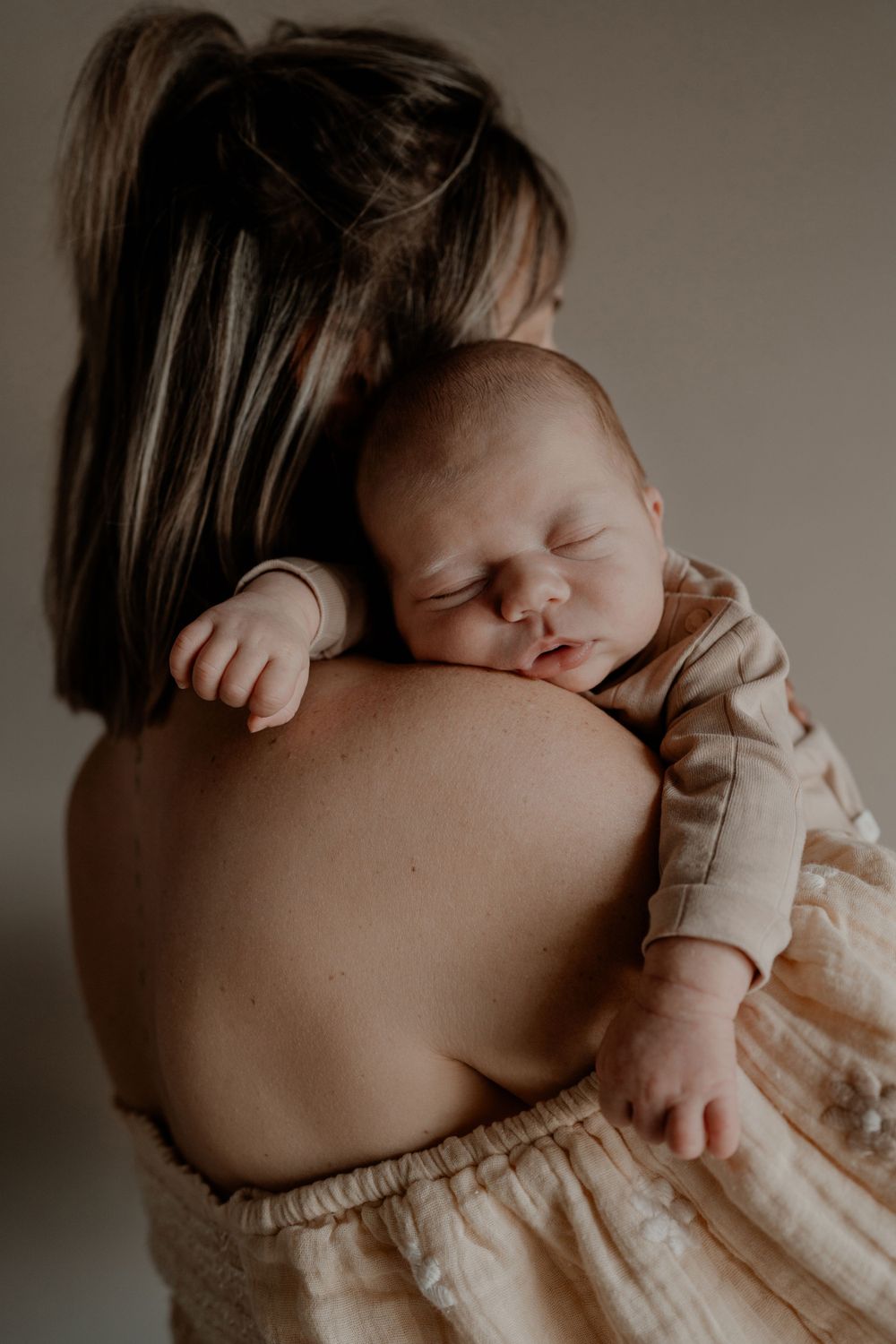 Het eerste leven van je baby in beeld? Ik leg de mooiste momenten van je pasgeborene vast. Boek je newborn fotoshoot.