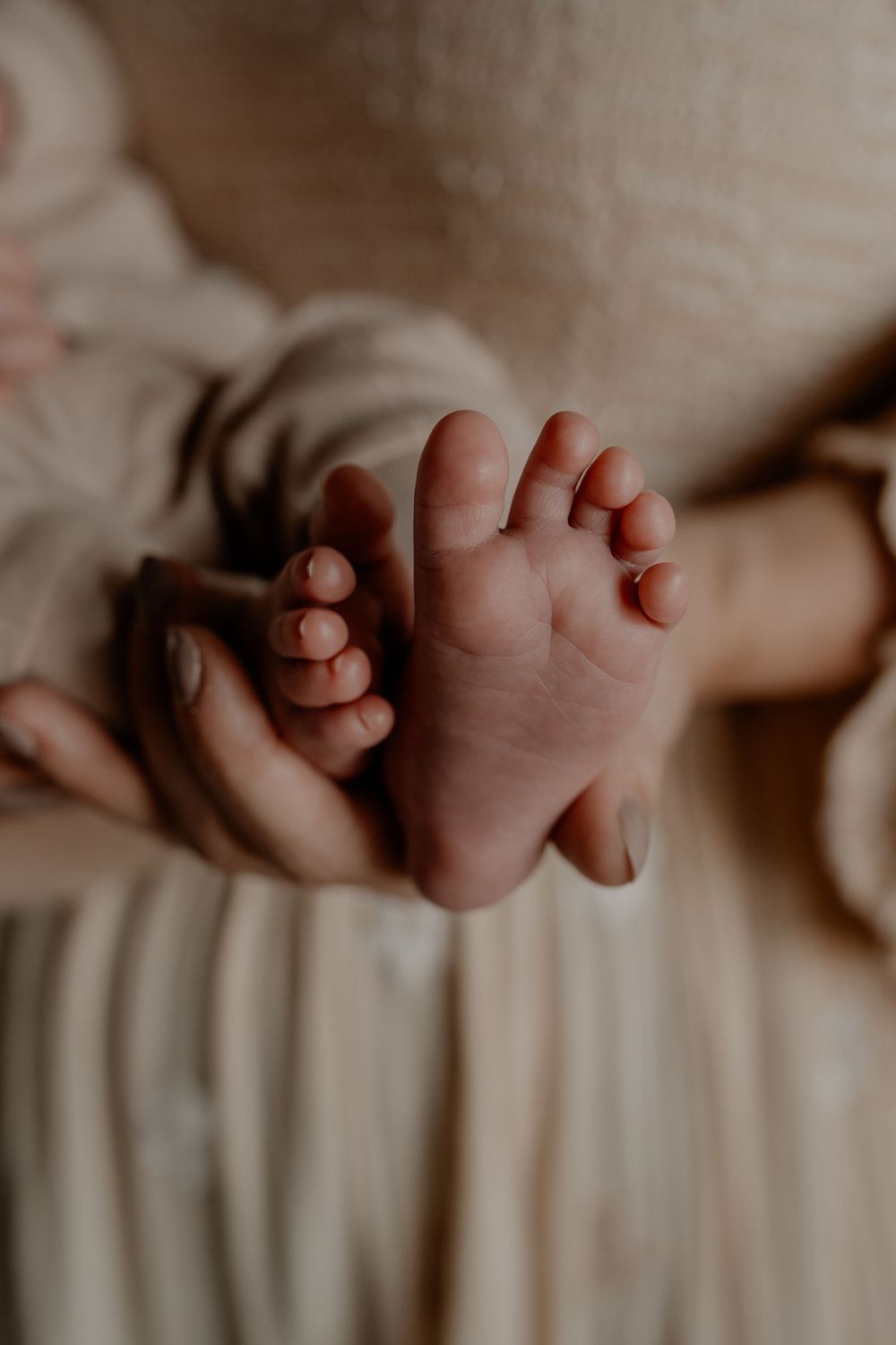 Het eerste leven van je baby in beeld? Ik leg de mooiste momenten van je pasgeborene vast. Boek je newborn fotoshoot.