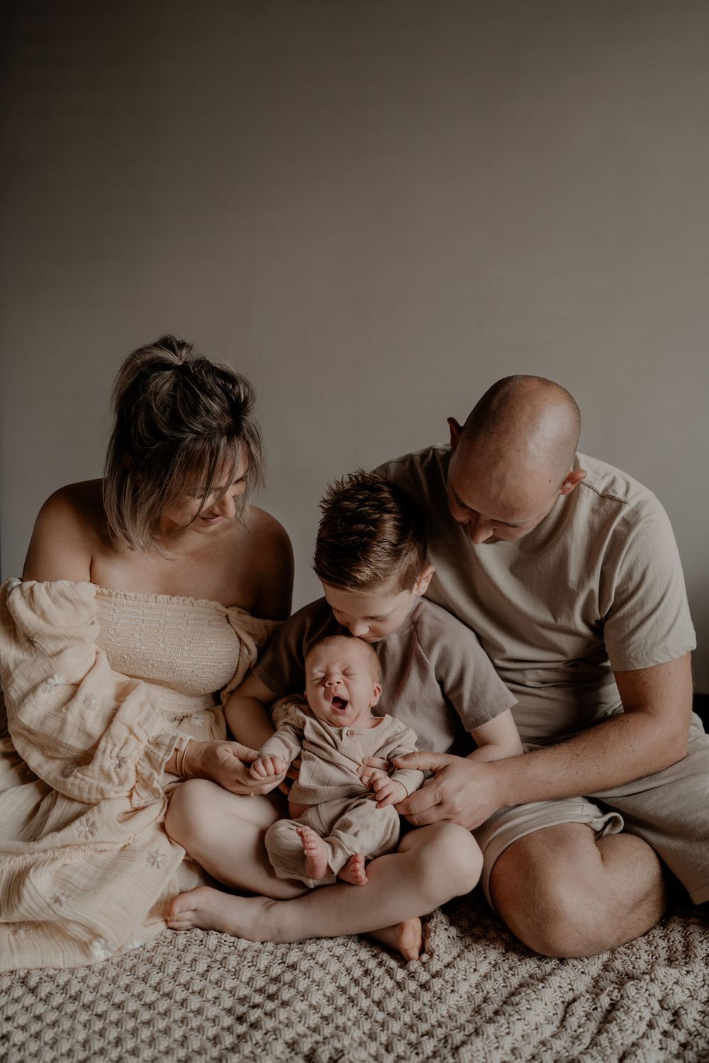 Het eerste leven van je baby in beeld? Ik leg de mooiste momenten van je pasgeborene vast. Boek je newborn fotoshoot.